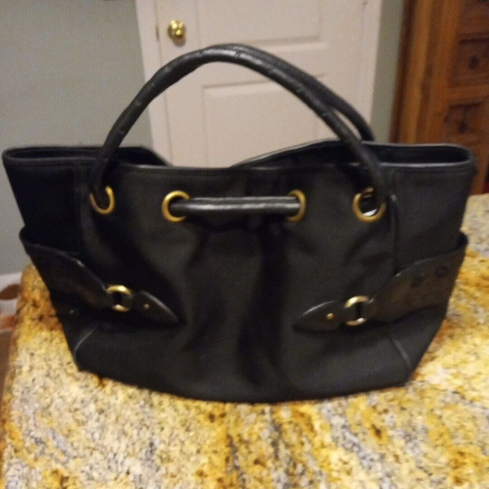 Bolsa de ombro COLE HAAN Kaylanylon couro preto alças duplas satchel com ouro - Imagem 4 de 4