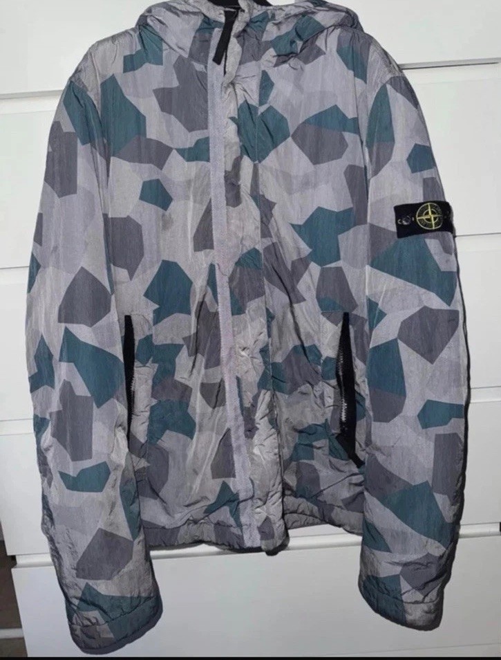 Stunning Preloved Stone Island Coat.Age 14 Years.Cost £550. image 2