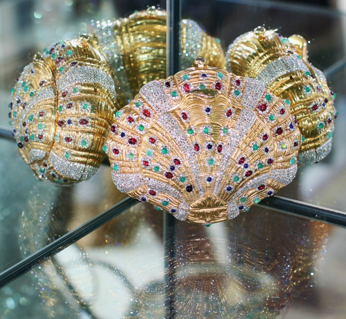 【ミッキー】ヴィタジュエル　ドロップ　トルマリン JUDITH LEIBER GEM JEWELED CLAM SHELL MINAUDIERE CLUTCH SWAROVSKI