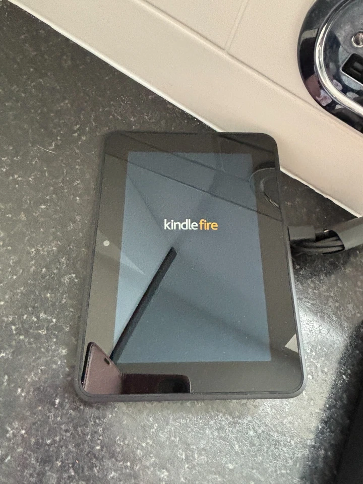 Bundle Black Kindle Fire HD 7" Display Hot Pink Case New Never Used 32 GB Plug - Image 3 of 4