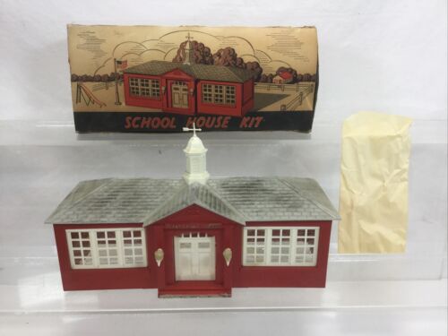 PLASTICVILLE USA SCHOOL HOUSE SC-4 WITH WEATHER VANE & BOX PARTS BAG - Picture 1 of 10