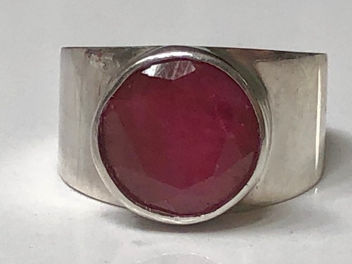 Maßgeschneiderter handgefertigter undurchsichtiger runder rubinroter Solitärring, Sterlingsilber 925