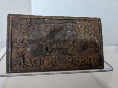 Vintage Cast Iron Bacon Press Wood Handle Pig Design Griddle weight 7  Inch
