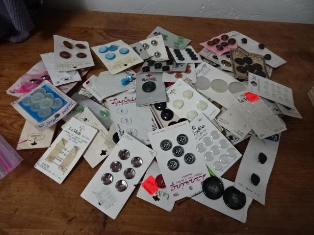 Lg Vtg Lot of 71 cards of BUTTONS-various Brands-Lansing,La Petite,La Mode,++