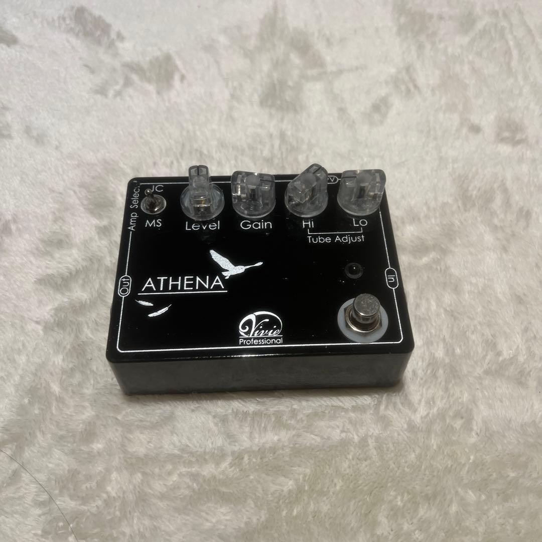 Pédale d'effet de distorsion pour guitare Vivie ATHENA utilisée avec manuel