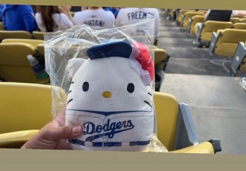 Los Angeles Dodgers 04-14-2025 HELLO KITTY SQUISHMALLOW NWT