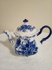 Blue White Floral Ceramic Tea Pot w/ Lid, Glossy Finish Decorative Handle