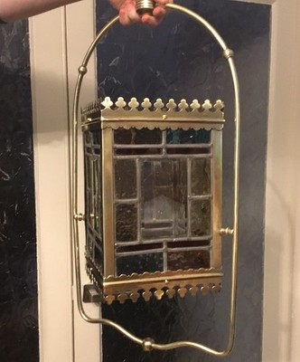 EINE WUNDERSCHÖNE ANTIKE FLURLATERNE AUS MESSING & GLASMALEREI, um 1870.