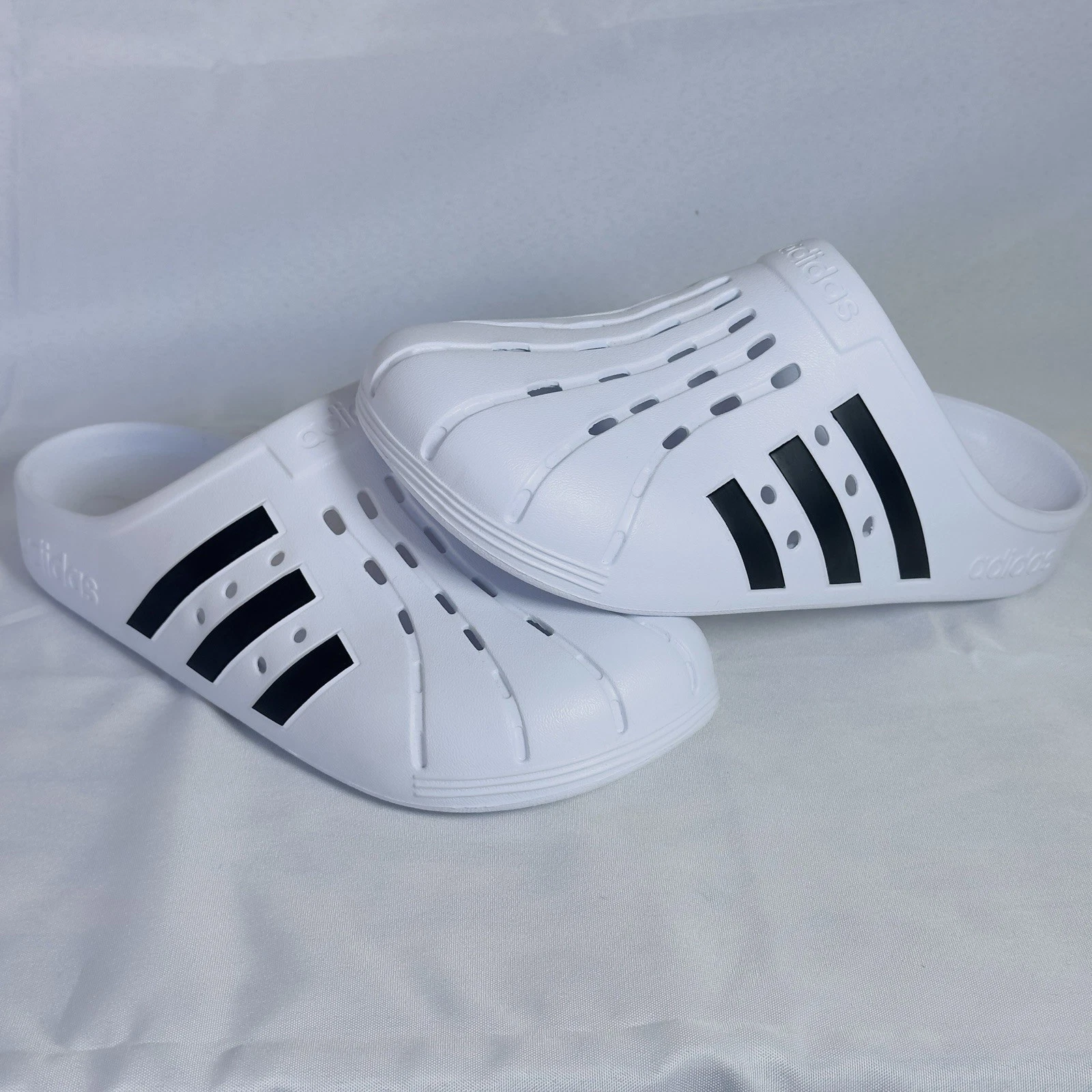 NUOVO SENZA ETICHETTE ZOCCOLI ADIDAS ADILETTE DA UOMO SLIP ON SLIDES ~ TAGLIA US 10 #FY8970 BIANCO NERO