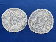 2 anciens jolis petits napperons  linon brodé main fond de coiffe: 13,5 cm (O32)