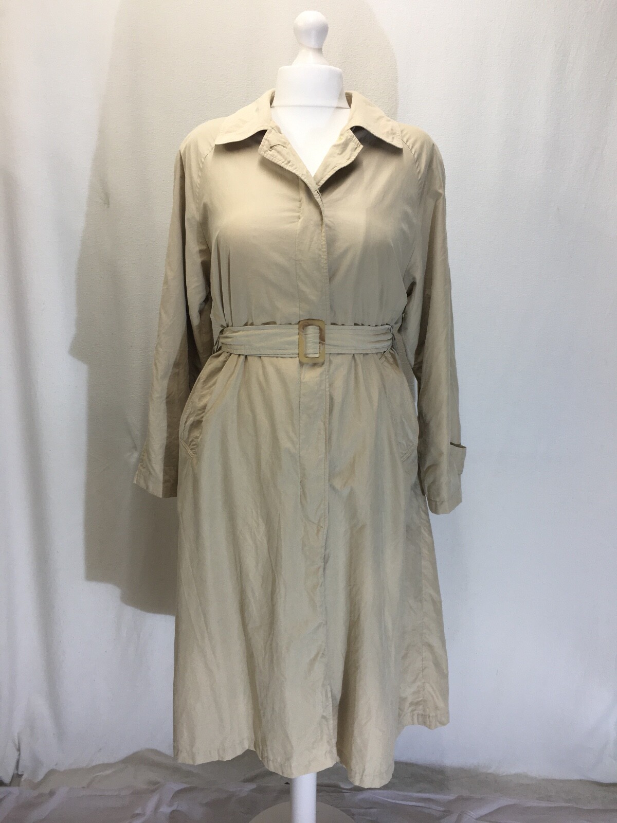 Women's cream coloured raincoat. Belt. Full lining. F… Gem