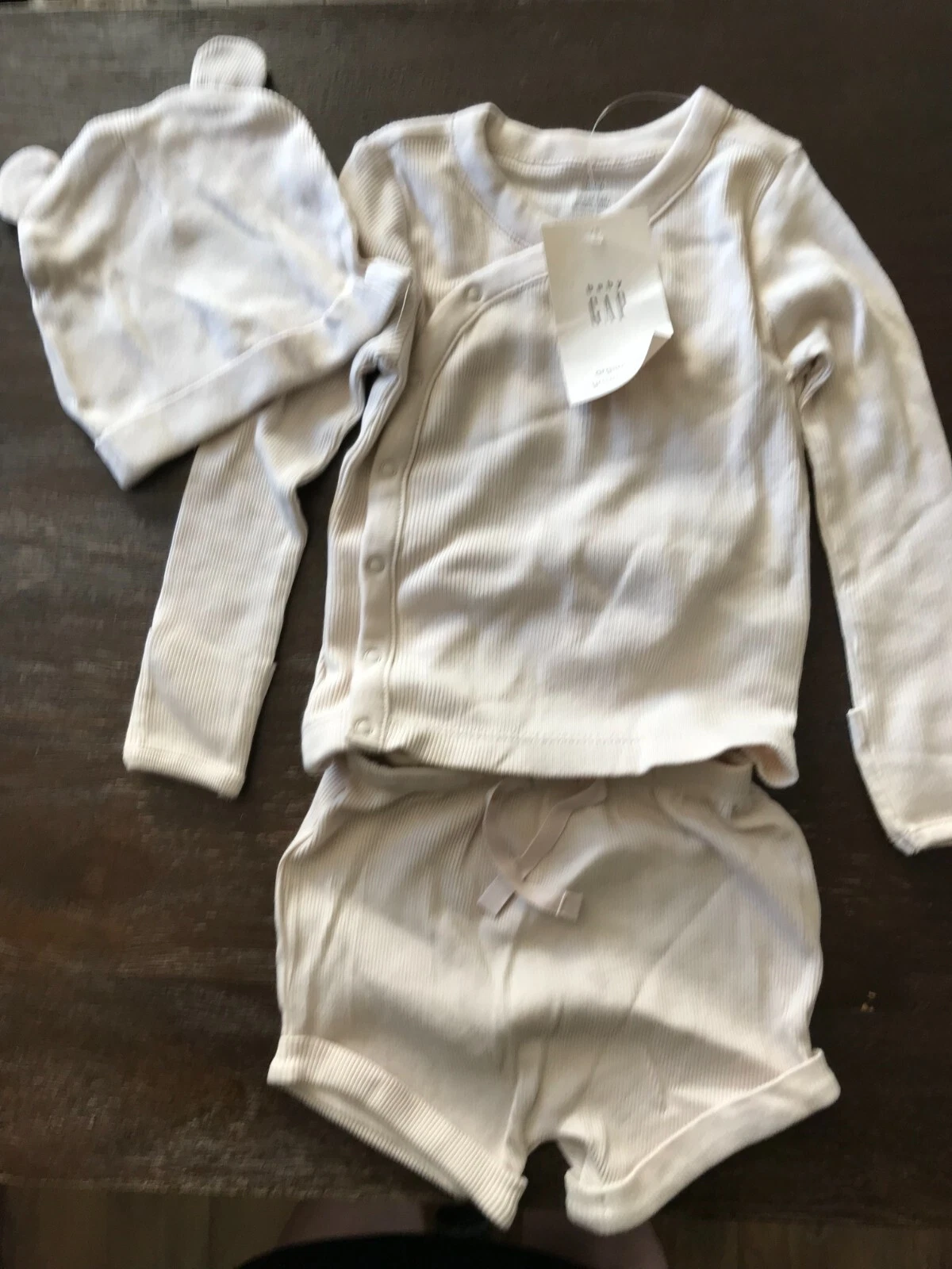 BABY GAP NWT 3-Piece Set Outfit 9M - 12M Shirt Shorts Hat New SHOWER GIFT New
Opens in a new window 
