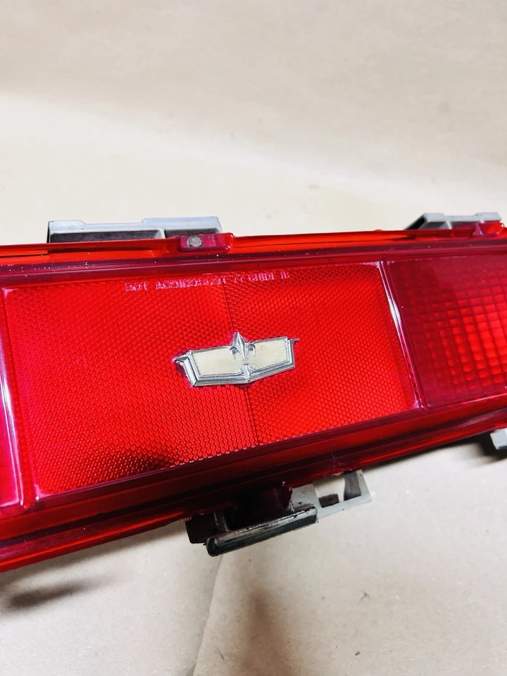 Chevrolet Caprice 1977-1979 cupé luz trasera derecha lente de freno pasajero fabricante de equipos originales Foto 2 de 4