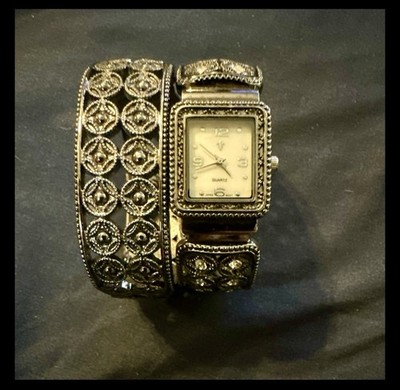 Women's Quartz Rectangle Analog Wristwatch Silver Dial Black/Silver Bracelet
