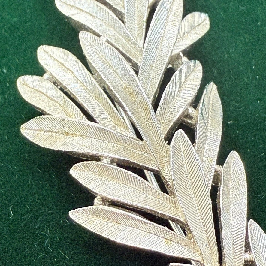 Broche prendedor vintage corona trifari tono plata hoja de olivo rama joyería lujo Foto 2 de 4