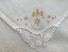 VINTAGE HANKY 1930s EMBROIDERED FLORALS IN YELLOW LACE CORNER HEMSTITCHED EDGES