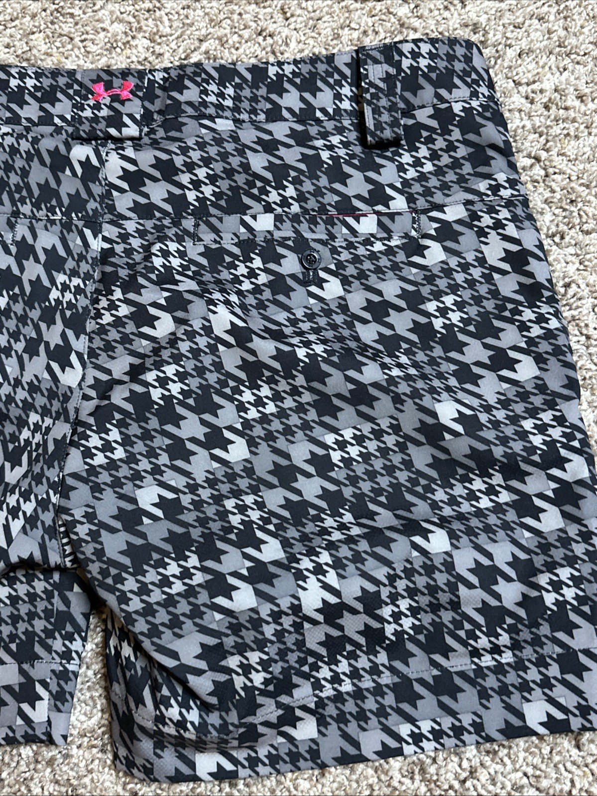 Under Armour Womens Size 8 (Measure 33X5.5) Houndstooth Performance Shorts thumbnail 8