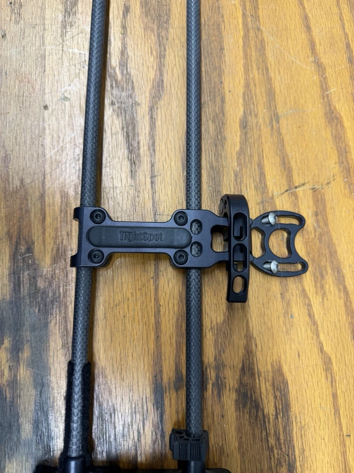 Tight Spot Camo 5 Arrow Quiver  And Mounting Bracket - Image 3 of 4