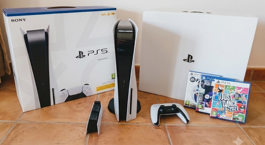 PS5 Standard (Modello con Lettore) + Controller + 3 Giochi + Basetta Ricarica