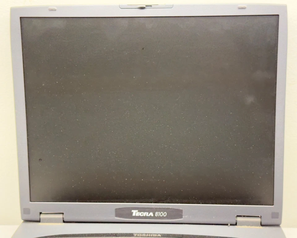 Notebook Toshiba Tecra 8100 Modelo PT810U Retrô Vintage Windows 98 PEÇAS NÃO TESTADAS - Imagem 3 de 4