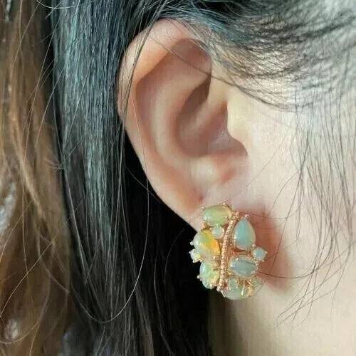 Pendientes de aro Huggie con flor de ópalo de fuego natural ovalados de 2,50 quilates enchapados en oro amarillo de 14 quilates Foto 2 de 4