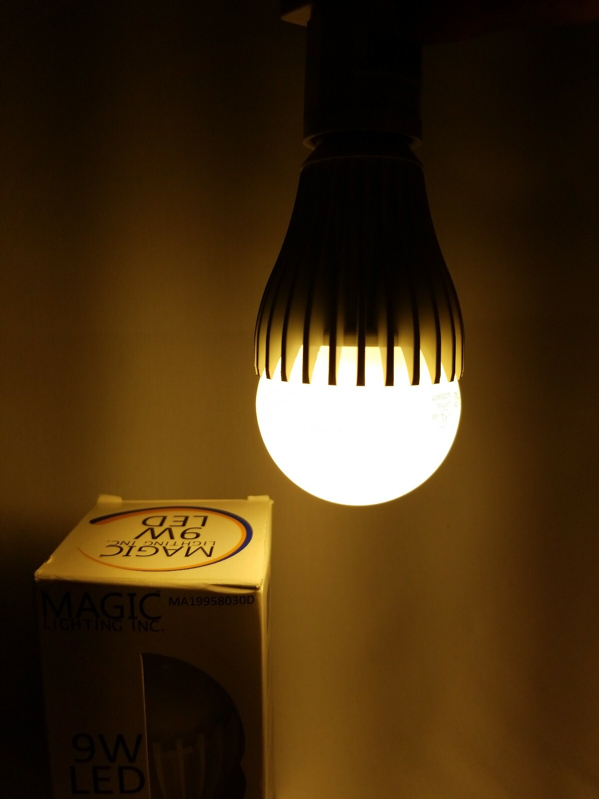 LOT OF 2 LED  Bulb, 9W, Warm White, E26/A19, 2600-3000K, 580 Lumens Lightbulbs 