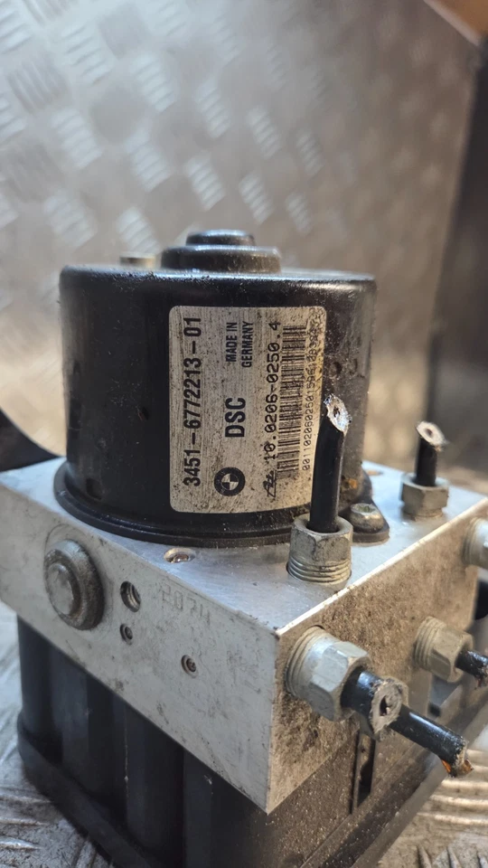 BMW 2007 1 SERIES  ABS PUMP CONTROL MODULE  3451-6772213-01 6772214-01 - Image 2 of 3