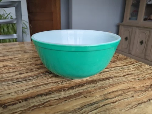 Vintage Pyrex 403 2.5 Qt. Nesting Mixing Bowl in Primary Color Green