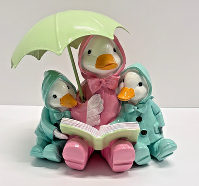 Cottontail Lane 'Story Time' Easter Ducks in Raincoats w/Book & Umbrella 9'' NEW!