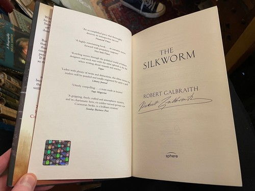 Robert Galbraith (J.K. Rowling) Seidenraupe: signiert 1./1. Auflage - Bild 4 von 8