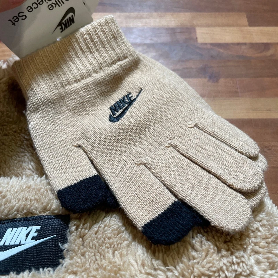 Conjunto de gorro y guantes Nike Cozy Peak color tostado talla única  Foto 3 de 4