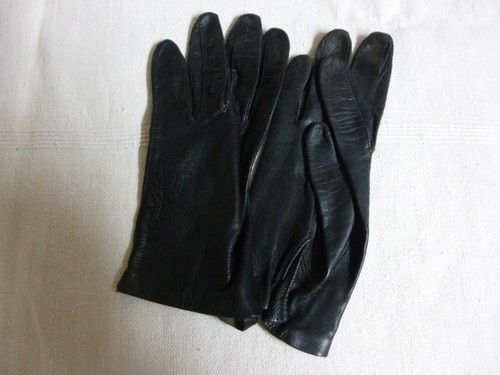 Paar Damenhandschuhe aus feinem Leder Farbe schwarz in gebrauchtem Zustand. Größe 7 - 8