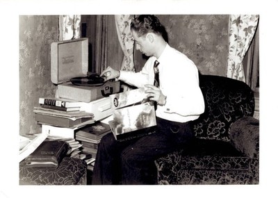 MAN WITH OLD RECORD PLAYER, VINTAGE 3 X 4 SNAPSHOT, PHOTO (AN358)
