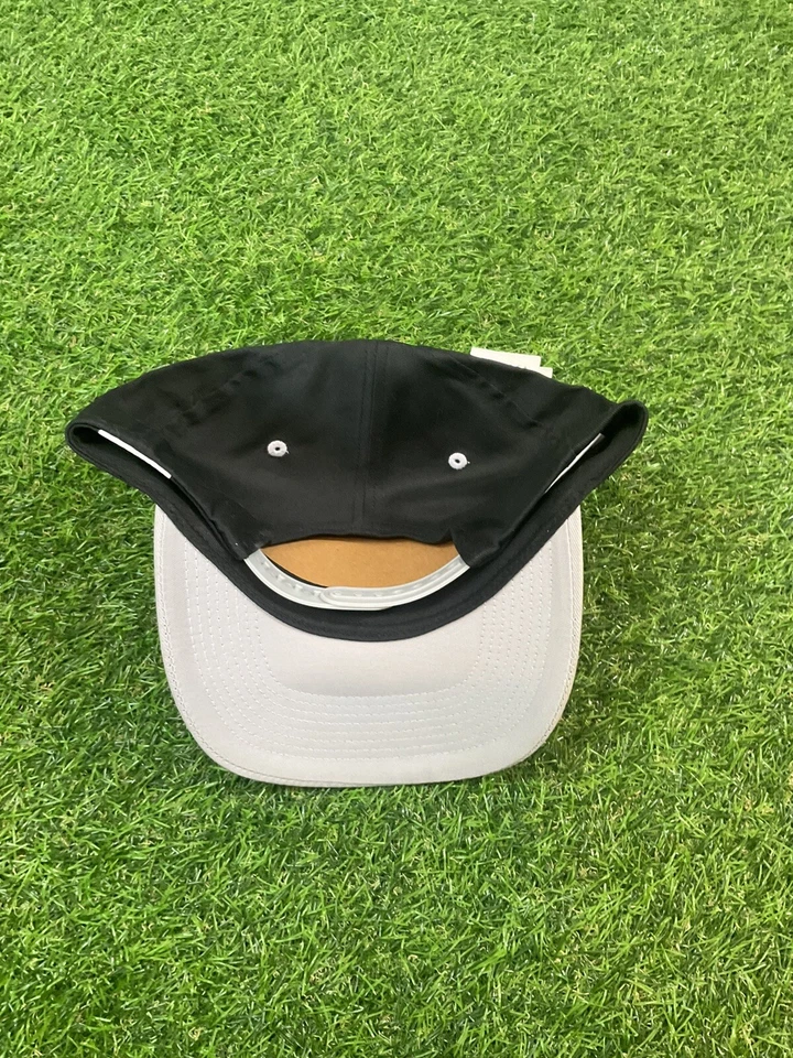 NUEVO CON ETIQUETAS De colección Raro NFL Los Angeles Raiders Logo Atlético Negro/Gris Snap Back Sombrero Foto 2 de 4