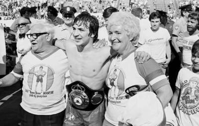 Ray Mancini Celebrates Winning Against Ernesto Espana 1 Old Boxing Photo