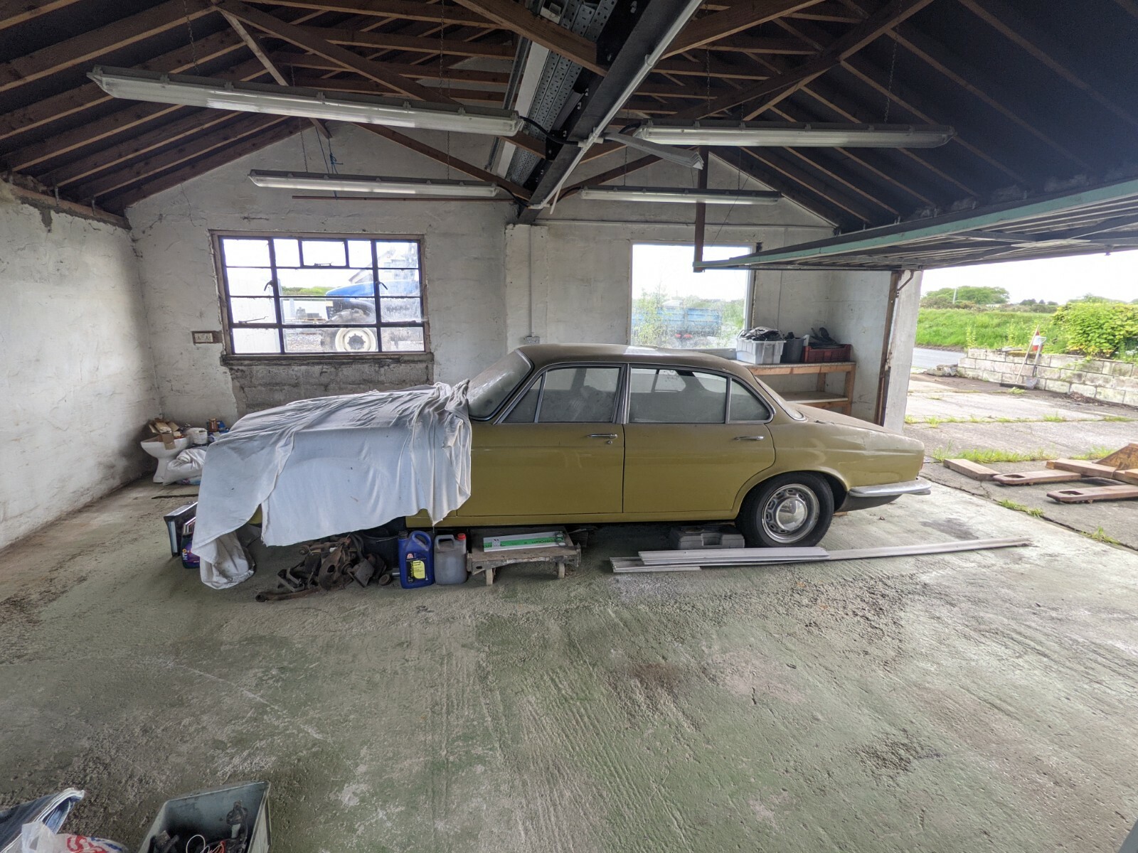 Image 1 - Daimler Sovereign Series 2 Barn Find 4.2 Auto 4 Door Saloon 1973 N reg w/ spares