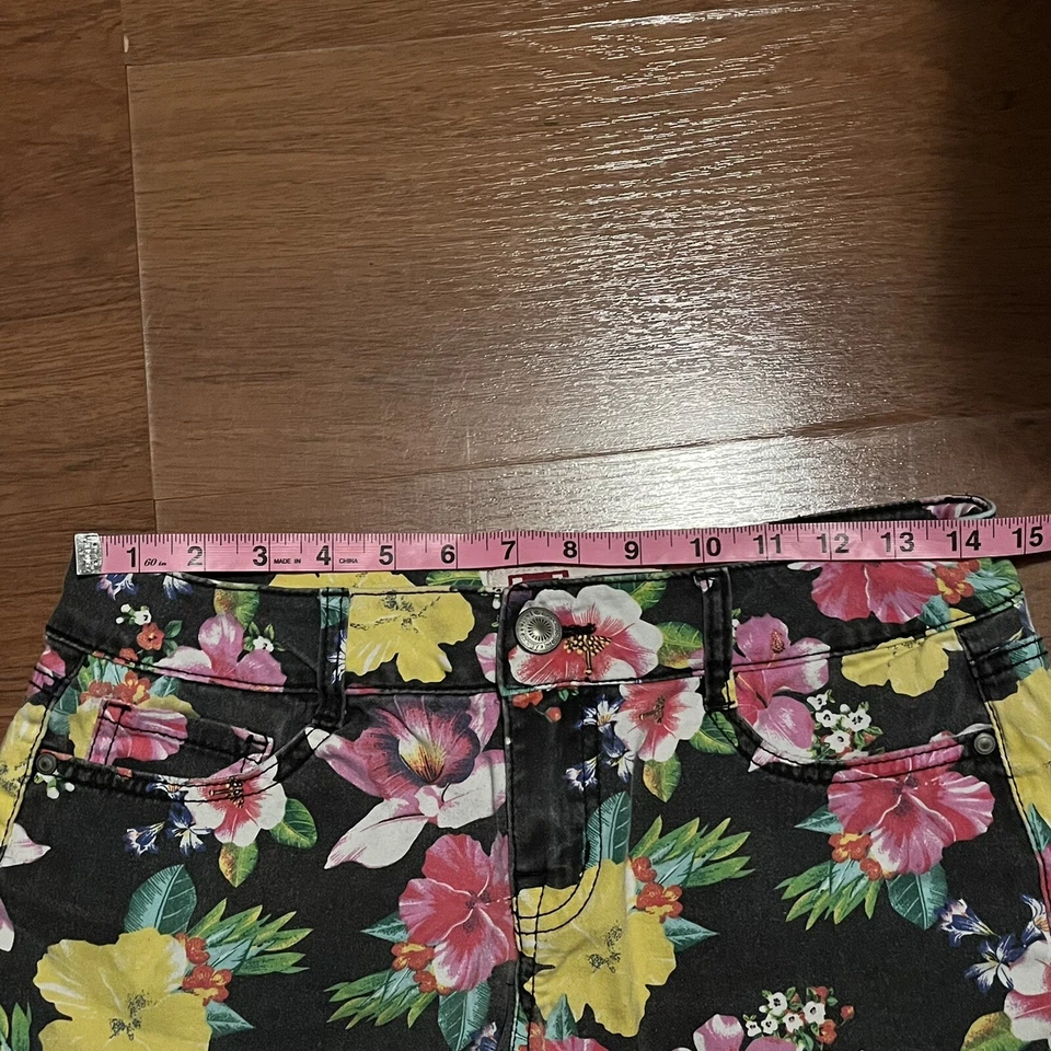 Pantalones cortos de jean LEI Ashley tiro bajo talla 7 29” cintura floral con puños Foto 4 de 4