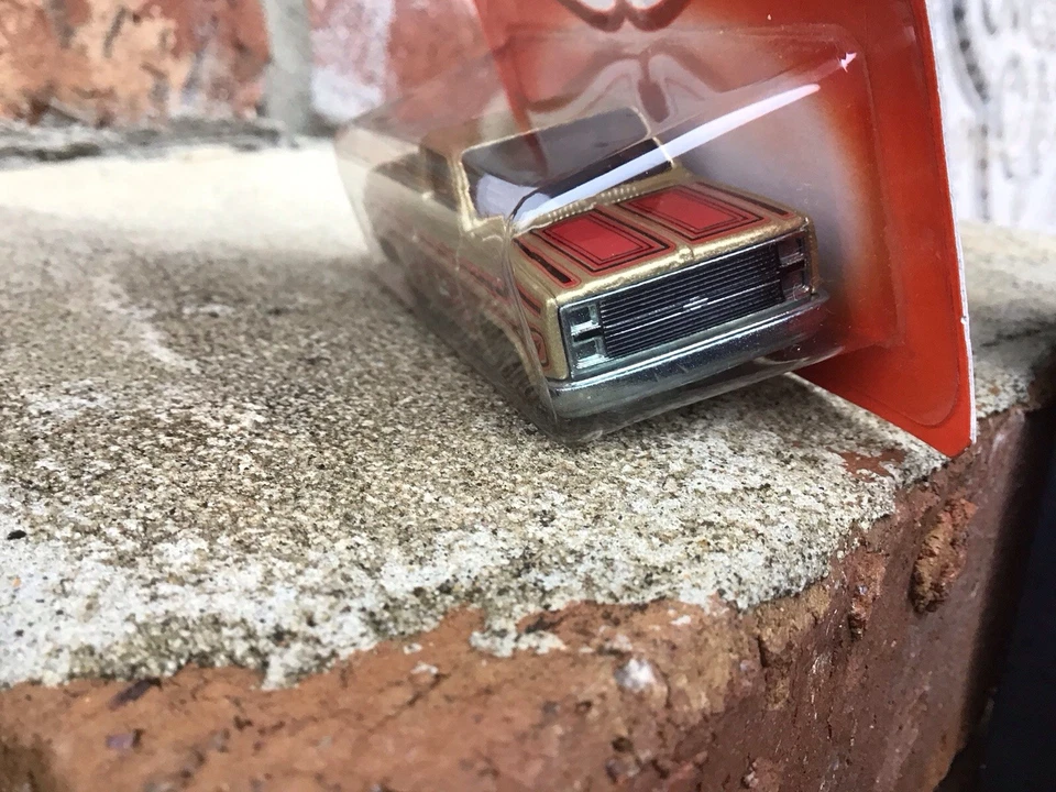 HOTWHEELS  TARGET  VALENTINE 83 CHEVY SILVERADO GOLD ALL METAL  RARE TRUCK - Image 4 of 4