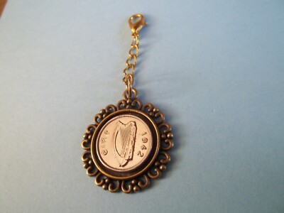 DREI PFENNIG MÜNZE IRISCH LIMITIERTE AUFLAGE BRONZEGEHÄUSE ANHÄNGER/CHARM 1928 bis 1968