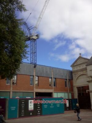 FOTO TURMKRAN EXETER GUILDHALL EINKAUFSZENTRUM (2) DER KRAN WURDE INSTALLIERT