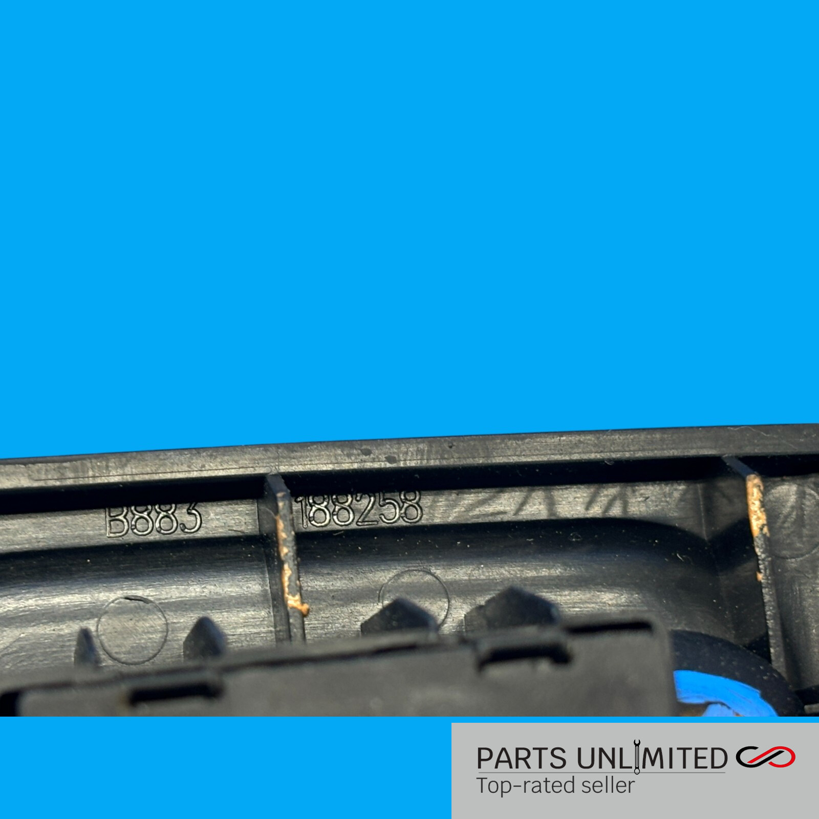 03-12 Maserati Quattroporte M139 OEM REAR Right Pass. side power window switch