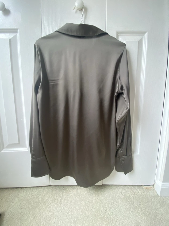 Blusa satinada con botones manga larga H&M XS verde caqui Foto 2 de 3