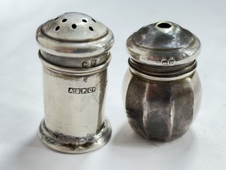 Shaker sale/pepe in argento completamente marchiato miniature