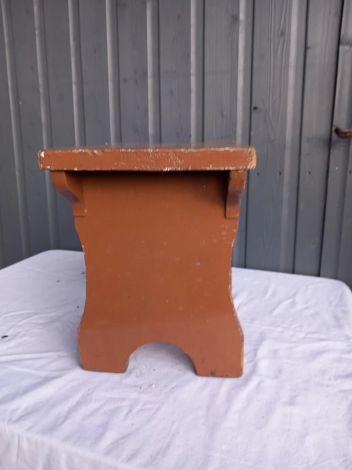 Antiguo taburete de pie de pino pintado Foto 3 de 4