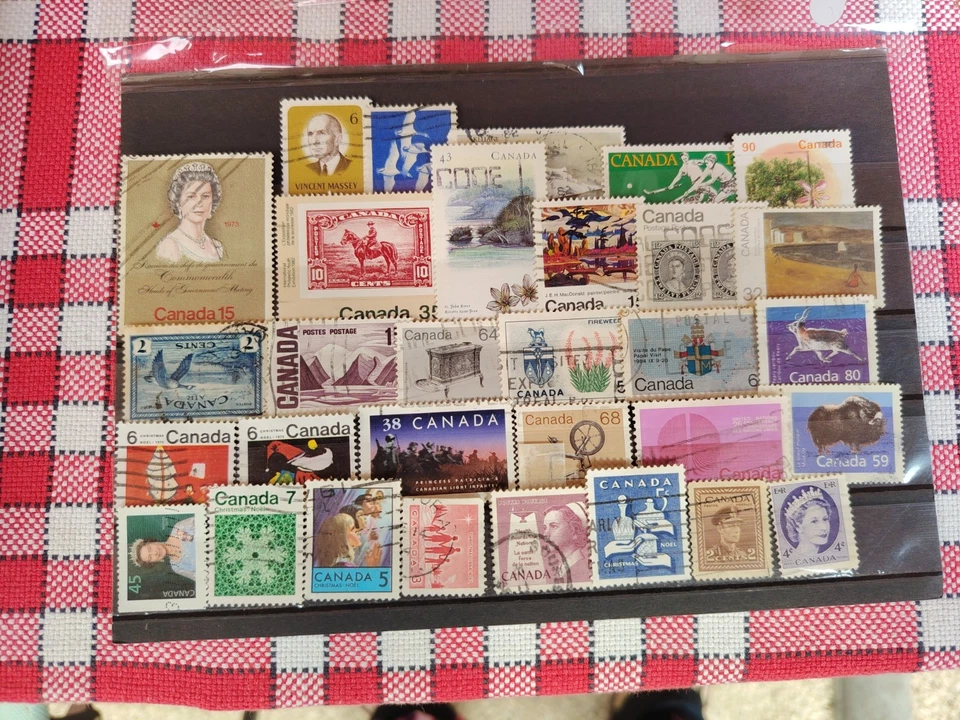 30 timbres Canada lot 833 - Photo 1/1
