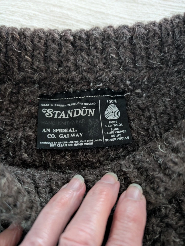 Suéter tejido con cable de lana irlandés de pie marrón XL de colección para hombre Foto 2 de 4