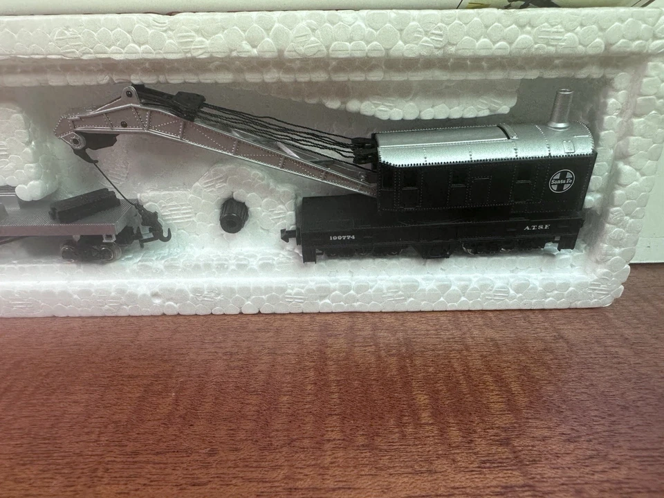 N Scale 56-1210-02 Bachmann 250 Ton Crane Car & Boom Tender Santa Fe ATSF - Image 3 of 4