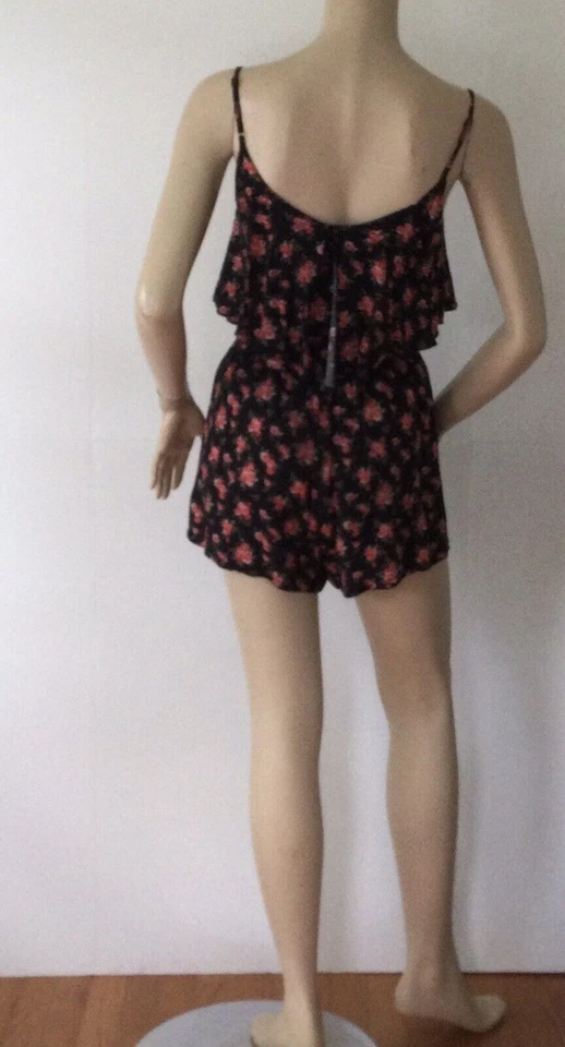 材料女孩黑色带花卉玫瑰荷叶边连身裤(S 码) — 第 4/4 张图片