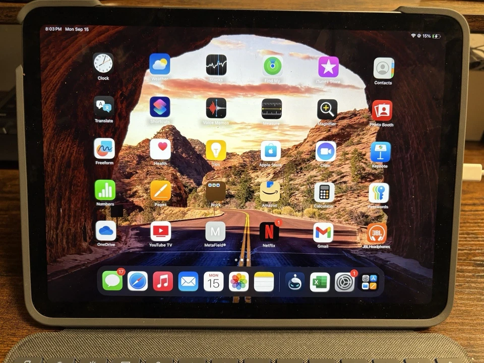 Apple iPad Air 5ta generación 64 GB solo Wi-Fi gris espacial con estuche con teclado Logitech Foto 2 de 4