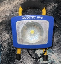 Lampe de travail LED VOLTEC PRO 3000 lumens 22 watts robuste pour construction